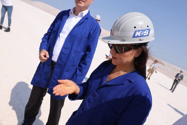Federal Minister of Economic Affairs Reiche, Mining, July 30, 2026, Germany, Saxony-Anhalt, Zielitz, Mining, Production, Raw Materials, Federal Minister of Economics Katherina Reiche on a tour of the potash mine operated by K&S AG, which supplies all of Europe with potash salts for agricultural fertilizers; pictured here is the white tailings pile, 120 m high, in Zielitz, Saxony-Anhalt, Germany