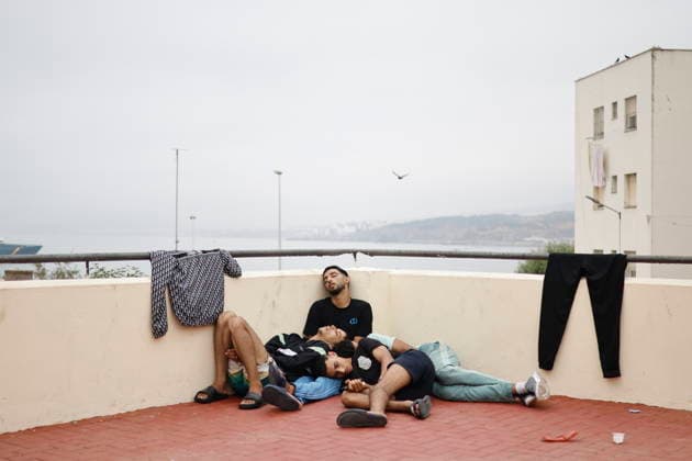 Ceuta wakes up to a steady stream of people from Morocco and thousands of young people wandering the streets. Several migrants sleep wherever they can, on July 31, 2026, in Ceuta, Spain. The autonomous city of Ceuta awoke to a steady stream of people continuing to enter from Morocco early this morning, following a night in which the influx through the border area never ceased. Thousands of migrants have entered the autonomous city today by swimming and also on on foot, skirting the breakwater that separates the autonomous city from Morocco. Police sources specify that more than 20,000 people are believed to have entered Spain. JULY 31, 2026. Jesú, Ceuta, Ceuta, Spain Copyright: xJesusxTorresx 7696740