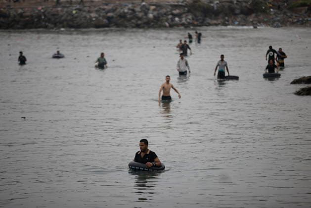 Ceuta wakes up to a steady stream of people from Morocco and thousands of young people wandering the streets. Several migrants attempt to swim across the border on July 31, 2026, in Ceuta, Spain. The autonomous city of Ceuta awoke to a steady stream of people continuing to enter from Morocco early this morning, following a night in which the influx through the border area never ceased. Thousands of migrants have entered the autonomous city today by swimming and also on on foot along the breakwater that separates the autonomous city from Morocco. Police sources indicate that more than 20,000 people have entered Spain. JULY 31, 2026. Jesús, Ceuta, Ceuta, Spain  Copyright: xJesusxTorresx 7696749