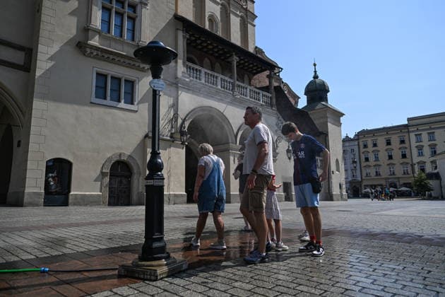 Heatwave in Poland KRAKOW, POLAND - JULY 31: People refresh themselfs by a water courtain due to high temperatures in Krakow, Poland on July 31, 2026. the Polish Institute of Meteorology and Water Management has issued orange heat warnings (the middle level on a three-tier scale) over parts of Poland as temperatures reach temperatures above 35 celcius degrees. Omar Marques Anadolu Krakow Poland. Editorial use only. Please get in touch for any other usage.  Copyright: x2026xAnadoluxOmarxMarquesx