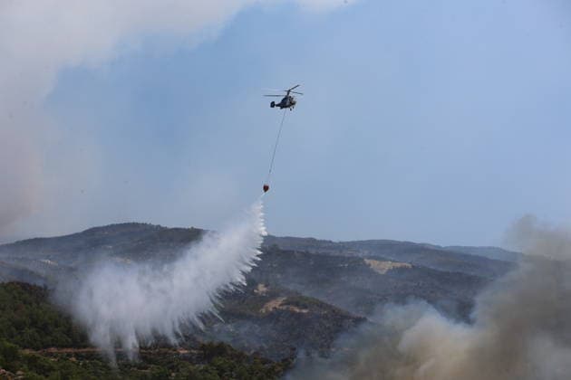 Firefighting efforts continue in Aydin AYDIN, TURKIYE - JULY 31: A firefighting helicopter drops water over a forested area as aerial and ground crews continue battling a wildfire in the Cine district of Aydin, on July 31, 2026 in Aydin, Turkiye. Yusuf Konrat Anadolu Aydin Turkey. Editorial use only. Please get in touch for any other usage.  Copyright: x2026xAnadoluxYusufxKonratx