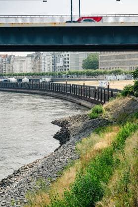Düsseldorf: Scenes of the low water level of the Rhine near Düsseldorf; view of the riverbank and the quay wall in Düsseldorf; scenes of the low water level of the Rhine near Düsseldorf on July 31, 2026 Copyright: xEibner-Pressefoto ThomasxHaeslerx EP_THR
