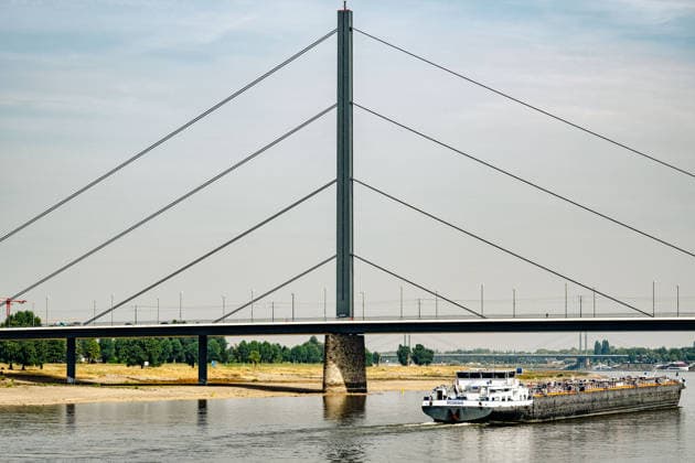 Düsseldorf: Scenes of the low water level of the Rhine near Düsseldorf; a water level mark on a bridge pier; scenes of the low water level of the Rhine near Düsseldorf on July 31, 2026 Copyright: xEibner-Pressefoto ThomasxHaeslerx EP_THR