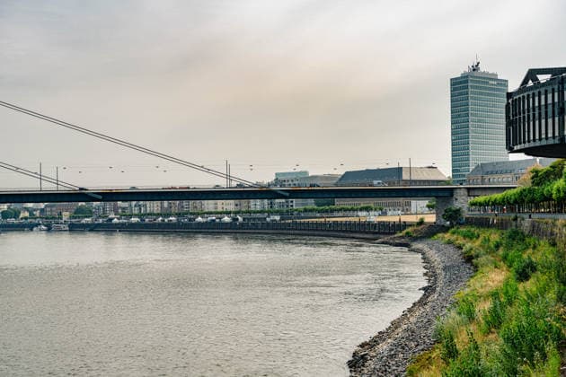 Düsseldorf: Scenes of the low water level of the Rhine near Düsseldorf; view of the riverbank embankment and the quay wall in Düsseldorf; scenes of the low water level of the Rhine near Düsseldorf on July 31, 2026 Copyright: xEibner-Pressefoto ThomasxHaeslerx EP_THR