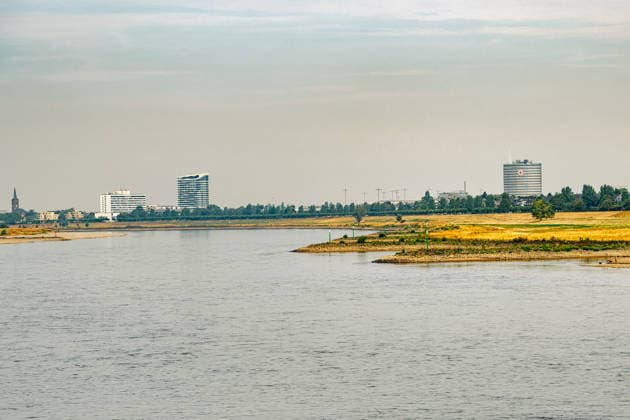 Düsseldorf: Scenes of the low water level of the Rhine near Düsseldorf; View of the Rhine and the bays near Düsseldorf; Scenes of the low water level of the Rhine near Düsseldorf on July 31, 2026 Copyright: xEibner-Pressefoto ThomasxHaeslerx EP_THR