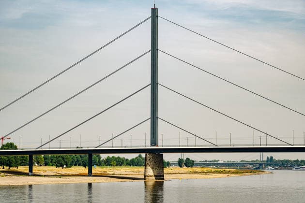 Düsseldorf: Scenes of the low water level of the Rhine near Düsseldorf; a water level marker on a bridge pier; scenes of the low water level of the Rhine near Düsseldorf on July 31, 2026 Copyright: xEibner-Pressefoto ThomasxHaeslerx EP_THR