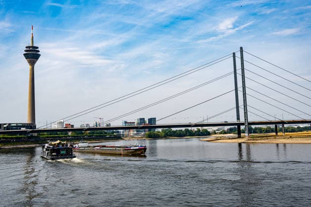Düsseldorf: Scenes of the low water level on the Rhine near Düsseldorf; a view of river traffic during low water on the Rhine; scenes of the low water level on the Rhine near Düsseldorf on July 31, 2026 Copyright: xEibner-Pressefoto ThomasxHaeslerx EP_THR