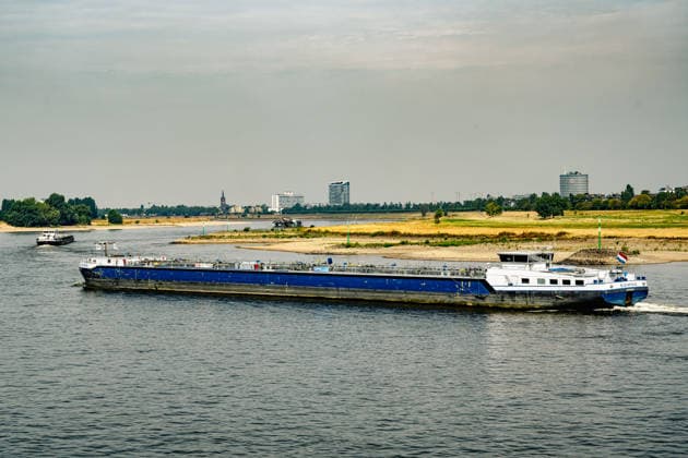 Düsseldorf: Scenes of the low water level on the Rhine near Düsseldorf; a view of river traffic during low water on the Rhine; scenes of the low water level on the Rhine near Düsseldorf on July 31, 2026 Copyright: xEibner-Pressefoto ThomasxHaeslerx EP_THR