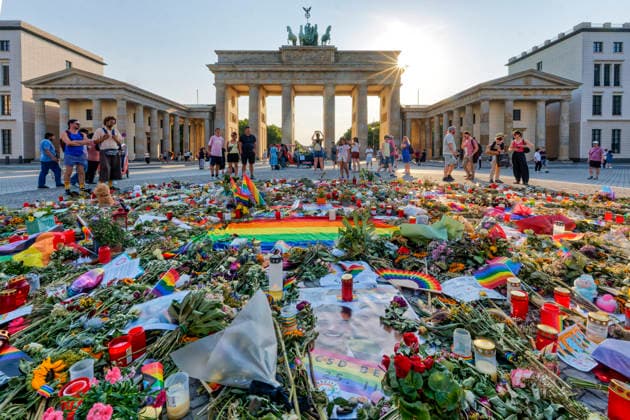 Flowers and Condolences Following Fatal Vehicle Rampage at CSD 2026, Brandenburg Gate, CSD, Terror, Attack, Berlin Christopher Street Day, News, Latest News, Berlin Flowers and condolences following a deadly rampage at CSD 2026 in front of the Brandenburg Gate, CSD, terror, attack, Berlin Christopher Street Day, News, Latest News, Berlin