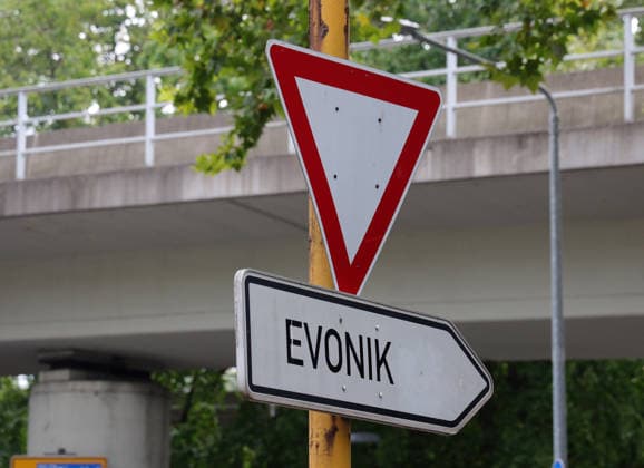July 31, 2026, Germany, North Rhine-Westphalia, Economy, Business, Chemical Industry, Yield sign above a signpost pointing to Evonik in Essen, stock photo, Germany Copyright: xD.xKerlekin SnowfieldxPhotographyx SF310726EvonikD