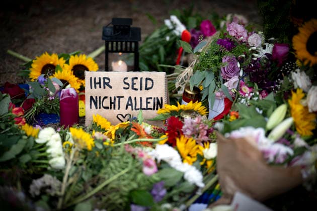 Trauergedenken CSD Terrorattentat CSD Berlin DEU, Deutschland, Germany, Berlin, 27.07.2026 Schild Ihr Seid Nicht Allein und Blumen am Tatort in Tiergarten wo ein Attentaeter in eine Menschenmenge gefahren ist in Trauer an der Trauerveranstaltung und Gedenkveranstaltung in Solidaritaet fuer die Opfer des islamistischen CSD-Anschlags und dessen Abbruch unter dem Motto Liebe ist staerker als Hass in Berlin Deutschland . Bei dem Terroranschlag im Park Tiergarten starb ein Mensch und weitere wurden teils schwer verletzt. Der Anschlag erfolgte auf der Demonstration der schwul-lesbischen Gedenkparade Christopher Street Day CSD Parade Berlin Pride 2026 fuer die Rechte der LGBTQ+ Community unter dem Motto Haltung ist Hot Segen in Berlin Deutschland