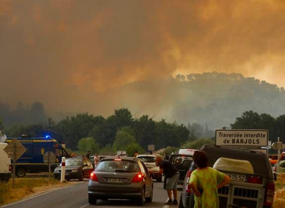 FIRE IN THE VAR REGION IN MONTFORT PHOTOPQR NICE MATIN BOUTRIA LUC 07 31 2026 Photo by Boutria Luc, Nice Matin, Varmatin FIRE IN THE VAR REGION IN MONTFORT Driven by gusts of mistral wind, the blaze is spreading rapidly, creating alarming fire jumps toward Montfort-sur-Argens. Faced with the imminent danger, the Var Prefecture immediately activated the FR Alert system, sending emergency notifications to the cell phones of residents in the area. Montfort-sur-Argens, Var, France, July 31, 2026 – Firefighters battle a flare-up of the Gros Bessillon wildfire near Montfort-sur-Argens as strong mistral winds drive the flames toward the village, France Copyright: xPHOTOPQR NICExMATIN MAXPPPxBOUTRIAxLUCx 20260731NIM1116 20260731NIM1116