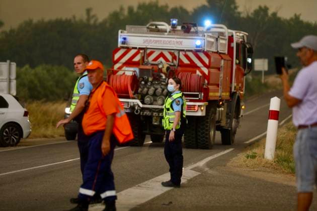 FIRE IN THE VAR REGION IN MONTFORT PHOTOPQR NICE MATIN BOUTRIA LUC 07 31 2026 Photo by Boutria Luc, Nice Matin, Varmatin FIRE IN THE VAR REGION IN MONTFORT Driven by gusts of mistral wind, the blaze is spreading rapidly, creating alarming fire jumps toward Montfort-sur-Argens. Faced with the imminent danger, the Var Prefecture immediately activated the FR Alert system, sending emergency notifications to the cell phones of residents in the area. Montfort-sur-Argens, Var, France, July 31, 2026 – Firefighters battle a flare-up of the Gros Bessillon wildfire near Montfort-sur-Argens as strong mistral winds drive the flames toward the village, France Copyright: xPHOTOPQR NICExMATIN MAXPPPxBOUTRIAxLUCx 20260731NIM1122 20260731NIM1122