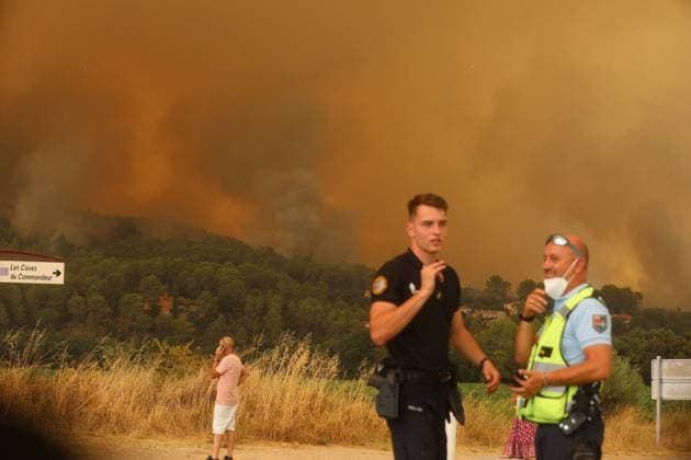 FIRE IN THE VAR REGION IN MONTFORT PHOTOPQR NICE MATIN BOUTRIA LUC 07 31 2026 Photo by Boutria Luc, Nice Matin, Varmatin FIRE IN THE VAR REGION IN MONTFORT Driven by gusts of mistral wind, the blaze is spreading rapidly, creating alarming fire jumps toward Montfort-sur-Argens. Faced with the imminent danger, the Var Prefecture immediately activated the FR Alert system, sending emergency notifications to the cell phones of residents in the area. Montfort-sur-Argens, Var, France, July 31, 2026 – Firefighters battle a flare-up of the Gros Bessillon wildfire near Montfort-sur-Argens as strong mistral winds drive the flames toward the village, France Copyright: xPHOTOPQR NICExMATIN MAXPPPxBOUTRIAxLUCx 20260731NIM1148 20260731NIM1153