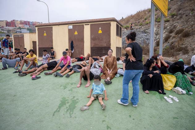 Ceuta wakes up to a steady stream of people from Morocco and thousands of young people wandering the streets. Dozens of people continue to try to cross the border as of July 31, 2026, in Ceuta, Spain. The autonomous city of Ceuta awoke to a large number of people who continued to enter from Morocco early this morning, following a night in which the influx through the border area never ceased. Thousands of migrants have entered the autonomous city today by swimming and also by on foot, skirting the breakwater that separates the autonomous city from Morocco. Police sources specify that more than 20,000 people are believed to have entered Spain. JULY 31, 2026 MIGRATION CRISIS Ceuta Ceuta, Spain  Copyright: xMarcosxMorenox 7697411