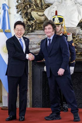 News Bilder des Tages S. Korea-Argentina summit in Buenos Aires S. Korea-Argentina summit in Buenos Aires South Korean President Lee Jae Myung (L) and Argentine President Javier Milei shake hands ahead of their summit talks at the presidential palace Casa Rosada in Buenos Aires on July 31, 2026. (Yonhap) 2026-08-01 00:50:00 < 1980-2026 YONHAPNEWS AGENCY. .> ¾Æ¸£Çî ¾Æ¸£ÇîÆ¼³ª EDITORIAL USE ONLY  Copyright: xx PYH2026080100020031500 YonhapxNewsx yonphotos255143