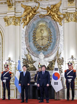 S. Korea-Argentina summit in Buenos Aires S. Korea-Argentina summit in Buenos Aires South Korean President Lee Jae Myung (L) and Argentine President Javier Milei pose for a photo ahead of their summit talks at the presidential palace Casa Rosada in Buenos Aires on July 31, 2026. (Yonhap) 2026-08-01 00:47:49 < 1980-2026 YONHAPNEWS AGENCY. .> ¾Æ¸£Çî ¾Æ¸£ÇîÆ¼³ª EDITORIAL USE ONLY  Copyright: xx PYH2026080100010031500 YonhapxNewsx yonphotos255144