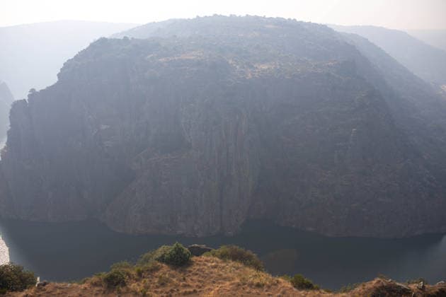 Residents of 12 of the 14 towns evacuated due to the Fermoselle fire have been relocated, and restrictions have been lifted in two municipalities. Smoke from a wildfire, as of July 31, 2026, in Miranda de Duero, Portugal. The Civil Protection Agency of Castile and León reported this Friday that residents evacuated due to the Fermoselle fire in Zamora—from the towns of Pasariegos, Villar del Buey, Dehesa de Pedraza, Cibanal, Formariz, Muga de Sayago, Tudera, Arganín, Badilla, Cozcurrita, Zafara, Palazuelo de Sayago, and Fornillos de Fermoselle, while lockdown measures have been lifted in the municipalities of Fermoselle and Fariza, and the towns of Mámoles and Pinilla de Fermoselle remain evacuated. Thus, only the towns of Mámoles and Pinil Copyright: xPalomaxV.xEscarpax 7697488