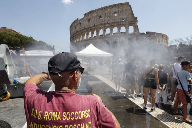 Fourth heatwave in Italy ROME, ITALY, JULY 31: A volunteer cools off tourists under mist cannons set by the Civil Protection in front of the Colosseum in Rome, Italy, on July 31, 2026. The fourth heatwave driven by an African anticyclone has hit Italy, with the Health Ministry placing 11 cities under its highest heat alert and expected to add more in the coming days, as temperatures are forecast to exceed 40 degrees Celsius. Riccardo De Luca Anadolu Rome Italy. Editorial use only. Please get in touch for any other usage.  Copyright: x2026xAnadoluxRiccardoxDexLucax