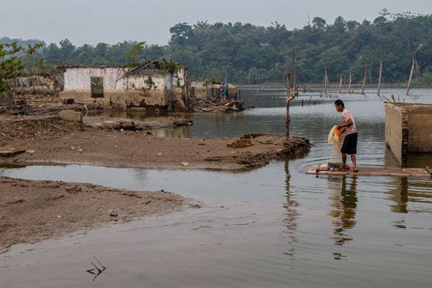July 31, 2026, Lebak Regency, Banten, Indonesia: A man casts a fishing net from a bamboo raft as he navigates the ruins of Somang village, which has re-emerged as water levels recede during the dry season, amid forecasts that El NioÂ±o may contribute to drier-than-normal conditions, at Karian Reservoir in Sajira district, Lebak Regency, Banten province, Indonesia, July 31, 2026. Lebak Regency Indonesia  - ZUMAp283 20260731_zip_p283_021 Copyright: xClaudioxPramanax