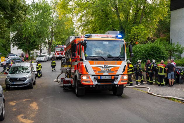 Balkonbrand greift auf Wohnung über Ersthelfer verletzt Am 31.07.2026 brannte gegen 16.30 Uhr ein Balkon eines Mehrfamilienhauses in der Otto-Reuter-Straße im Wiesbadener Stadtteil Schierstein und griff auf eine angrenzende Wohnung über. Die Feuerwehr Wiesbaden bekämpfte den Brand mit einem Außenangriff, mehreren Atemschutztrupps und einer Drehleiter, das Feuer wurde nach wenigen Minuten unter Kontrolle gebracht und gelöscht. Die betroffene Wohnung wurde vollständig zerstört, drei weitere Wohnungen wurden durch Rauch- und Rußschäden unbewohnbar. Ein Ersthelfer erlitt eine leichte Rauchgasvergiftung und wurde in eine Wiesbadener Klinik gebracht. Rund 40 Einsatzkräfte der Feuerwehr Wiesbaden und sechs Kräfte des Rettungsdienst