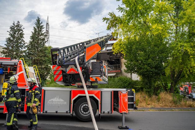 Balkonbrand greift auf Wohnung über Ersthelfer verletzt Am 31.07.2026 brannte gegen 16.30 Uhr ein Balkon eines Mehrfamilienhauses in der Otto-Reuter-Straße im Wiesbadener Stadtteil Schierstein und griff auf eine angrenzende Wohnung über. Die Feuerwehr Wiesbaden bekämpfte den Brand mit einem Außenangriff, mehreren Atemschutztrupps und einer Drehleiter, das Feuer wurde nach wenigen Minuten unter Kontrolle gebracht und gelöscht. Die betroffene Wohnung wurde vollständig zerstört, drei weitere Wohnungen wurden durch Rauch- und Rußschäden unbewohnbar. Ein Ersthelfer erlitt eine leichte Rauchgasvergiftung und wurde in eine Wiesbadener Klinik gebracht. Rund 40 Einsatzkräfte der Feuerwehr Wiesbaden und sechs Kräfte des Rettungsdienst