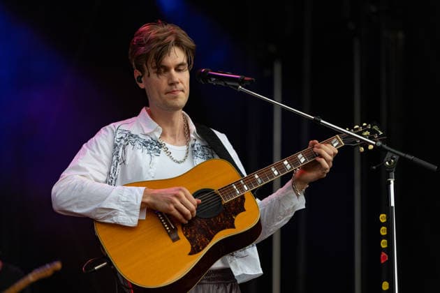 Green Juice Festival 2026 RAUM27 Mathis SCHRÖDER Guitar, Piano The Bremerhaven-based indie pop band Raum27 performing live outdoors on the main stage at the Green Juice Festival in Park Neu Vilich in Bonn, Bonn Neu Vilich, North Rhine-Westphalia, Germany Copyright: xMarcxJohnx