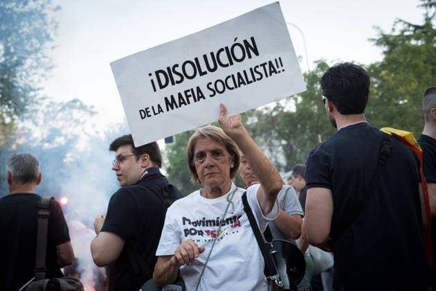 Protest Against the Migration Crisis Outside the Moroccan Embassy in Madrid Several protesters gather outside the Moroccan embassy on July 31, 2026, in Madrid, Spain. The demonstration, organized by Núcleo Nacional, aims to express opposition to the migration crisis that has unfolded in Ceuta over the past few days, during which more than 40,000 migrants entered Spanish territory by swimming across the Alboran Sea. JULY 31, 2026 PROTEST MIGRATION MIGRATION CRISIS MOROCCO MIGRANTS SPANISH FLAG POLICENATIONAL POLICE OFFICERS NÚCLEO NACIONAL RECONQUISTA Diego Radamé Madrid Madrid Spain  Copyright: xDiegoxRadamÃ sx 7697691
