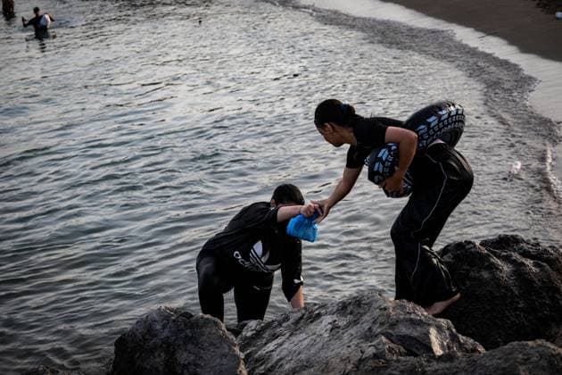 July 31, 2026, Ceuta, Spain: CEUTA, SPAIN Ã¢â‚¬ JULY 31 2026: Migrants gather near the Tarajal border crossing in Ceuta as Spanish security forces monitor the area during the afternoon. Ceuta Spain - ZUMAq101 20260731_zna_q101_183 Copyright: xSamuelxVegax