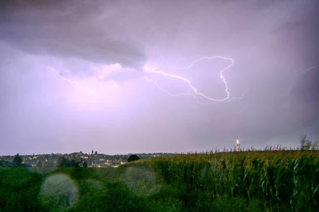 Lightning flashes across Stuttgart; lightning flashes across the night sky over Stuttgart; Stuttgart, Baden-Württemberg, Germany; Stuttgart Copyright: x xonw-imagesx xSimonxZeiherx