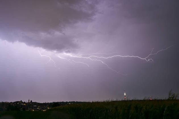 Lightning flashes across Stuttgart; lightning flashes across the night sky over Stuttgart; Stuttgart, Baden-Württemberg, Germany; Stuttgart Copyright: x xonw-imagesx xSimonxZeiherx