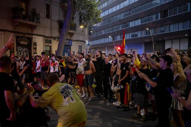 Protest Against the Migration Crisis Outside the Moroccan Consulate in Barcelona Several protesters gathered outside the Moroccan consulate on July 31, 2026, in Barcelona, Catalonia, Spain. The demonstration, organized by Núcleo Nacional, aims to express opposition to the migration crisis that has unfolded in Ceuta over the past few days, when more than 40,000 migrants swam across the Alboran Sea to enter Spanish territory. JULY 31, 2026 MOROCCAN CONSULATE MIGRANTS MIGRATION CRISIS CATALONIA NÚCLEO NACIONAL Lorena Sopê Barcelona Catalonia Barcelona Catalonia Spain  Copyright: xLorenaxSopÃªnax 7697807