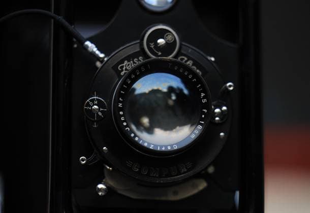 August 1, 2026, Cairo, Egypt: CAIRO, EGYPT Ã¢â‚¬ JULY 2026: Egyptian photojournalist Fareed Kotb poses with his restored 1930 Zeiss Ikon camera in Cairo, Egypt. Kotb gained international recognition for using the nearly century-old camera during his Project 1930, documenting the FIFA World Cup 2026 with a vintage camera manufactured in the same year as the inaugural FIFA World Cup. Cairo Egypt  - ZUMAq101 20260801_zna_q101_007 Copyright: xAbdullahxHamadax