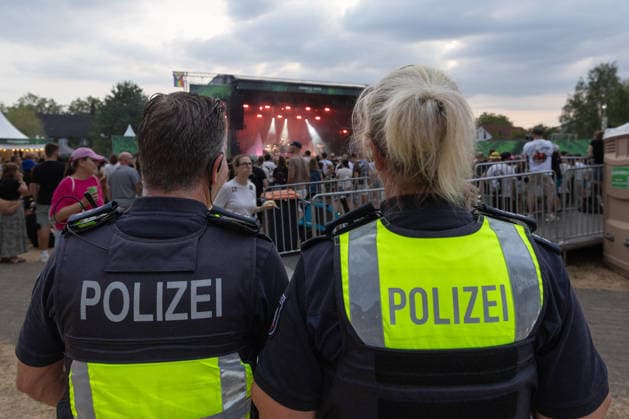 Green Juice Festival 2026 BLOND Police officers at the festival grounds The Chemnitz-based indie pop band Blond performing live outdoors on the main stage at the Green Juice Festival in Park Neu Vilich in Bonn, Bonn Neu Vilich, North Rhine-Westphalia, Germany Copyright: xMarcxJohnx