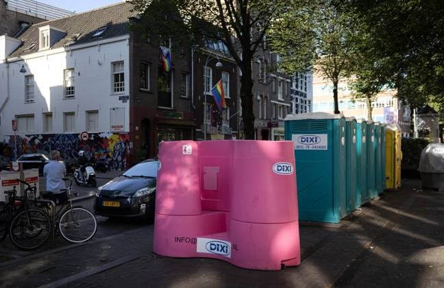 AMSTERDAM - A women s urinal as a trial during the boat parade. In the special urinals, women can urinate in a slightly squatting position. RAMON VAN FLYMEN ANP netherlands out - belgium out  Copyright: xx x564677570x originalFilename: 564677570.jpg