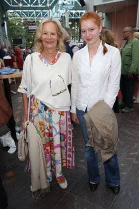 Actress Claudia Rieschel with her granddaughter Ida Bohnet at the premiere of the comedy *Bis dass der Tod*, Winterhuder Fährhaus Theater, Hamburg. The play is about a clumsy hitman who is hired by various members of a family to kill each other. The only reason: the heir stands to inherit a fortune worth millions. Hamburg, July 31, 2026