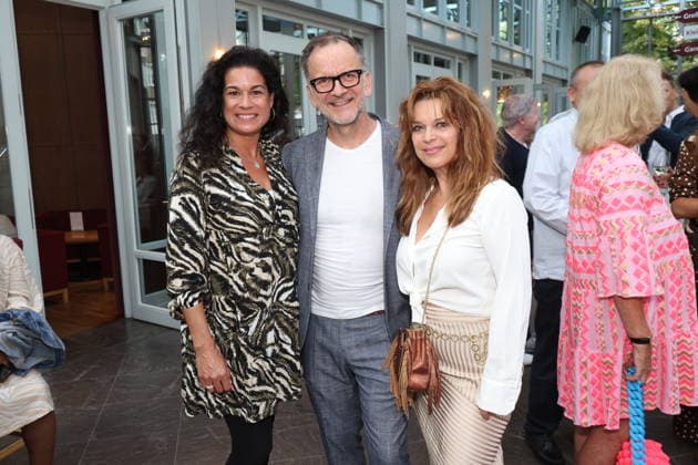 Caroline Kiesewetter, theater director Dieter Powitz, and Carolin Fortenbacher at the premiere of the comedy *Bis dass der Tod*, Winterhuder Fährhaus Comedy, Hamburg. The play is about a clumsy hitman who is hired by various members of a family to kill each other. The only reason: the heir stands to inherit a fortune worth milli