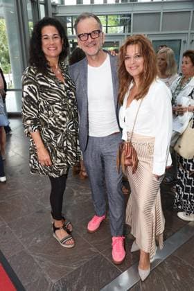 Caroline Kiesewetter, theater director Dieter Powitz, and Carolin Fortenbacher at the premiere of the comedy *Bis dass der Tod*, Winterhuder Fährhaus Comedy, Hamburg. The play is about a clumsy hitman who is hired by various members of a family to kill each other. The only reason: the heir stands to inherit a fortune worth milli