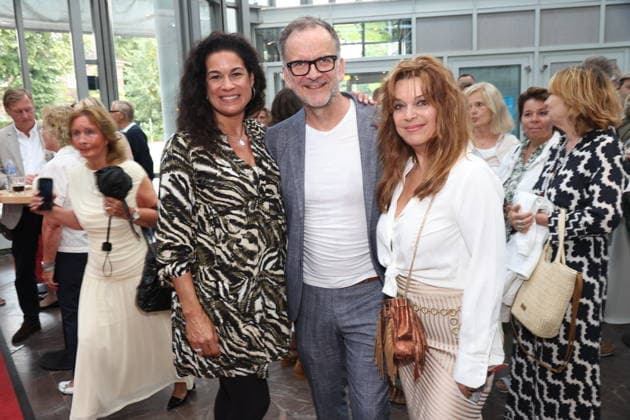 Caroline Kiesewetter, theater director Dieter Powitz, and Carolin Fortenbacher at the premiere of the comedy *Bis dass der Tod*, Winterhuder Fährhaus Comedy, Hamburg. The play is about a clumsy hitman who is hired by various members of a family to kill each other. The only reason: the heir stands to inherit a fortune worth milli