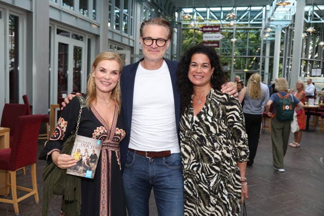 Andrea Lüdke, Ralf Stech, and Caroline Kiesewetter at the premiere of the comedy *Bis dass der Tod*, Winterhuder Fährhaus Comedy Theater, Hamburg. The play is about a clumsy hitman who is hired by various members of a family to kill each other. The only reason is that the heir stands to inherit a fortune worth millions. Hamburg, July 31, 2026