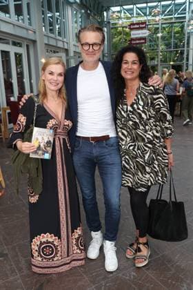 Andrea Lüdke, Ralf Stech, and Caroline Kiesewetter at the premiere of the comedy *Bis dass der Tod*, Winterhuder Fährhaus Comedy Theater, Hamburg. The play is about a clumsy hitman who is hired by various members of a family to kill each other. The only reason is that the heir stands to inherit a fortune worth millions. Hamburg, July 31, 2026