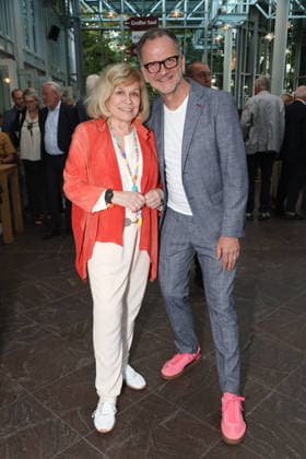 Mary Roos with theater director Dieter Powitz at the premiere of the comedy *Bis dass der Tod*, Comedy at the Winterhuder Fährhaus in Hamburg. The play is about a clumsy hitman who is hired by various members of a family to kill each other. The only reason: the heir stands to inherit a fortune worth millions. Hamburg, July 31, 2026
