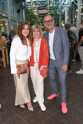 Carolin Fortenbacher, Mary Roos, and theater director Dieter Powitz at the premiere of the comedy *Bis dass der Tod*, Winterhuder Fährhaus Comedy, Hamburg. The play is about a clumsy hitman who is hired by various members of a family to kill each other. The only reason: the heir stands to inherit a fortune worth millions. Hamburg, July 31,