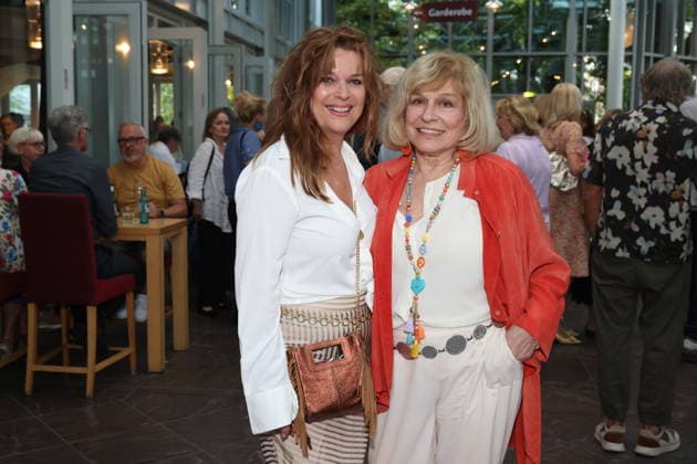 Carolin Fortenbacher and Mary Roos at the premiere of the comedy *Bis dass der Tod*, Winterhuder Fährhaus Comedy Theater, Hamburg. The play is about a clumsy hitman who is hired by various members of a family to kill each other. The only reason: the heir stands to inherit a fortune worth millions. Hamburg, July 31, 2026