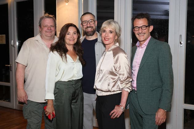 Ulrich Bähnk, Jacqueline Macaulay, Bürger Lars Dietrich, Katharina Abt, and Hans Werner Meyer at the premiere celebration for the comedy *Bis dass der Tod*, Winterhuder Fährhaus Comedy Theater, Hamburg. The play is about a clumsy hitman who is hired by various members of a family to kill each other. The o