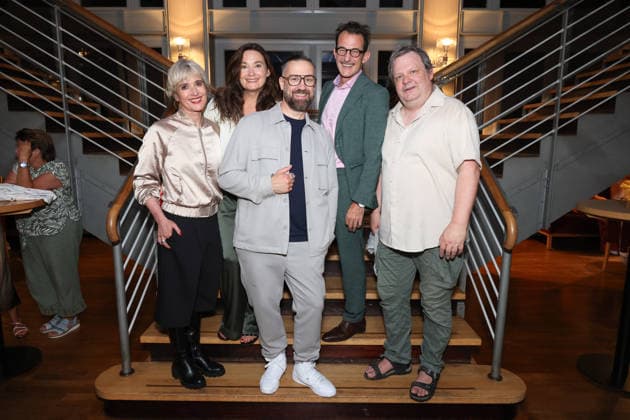 Katharina Abt, Jacqueline Macaulay, Bürger Lars Dietrich, Hans Werner Meyer, and Ulrich Bähnk at the premiere celebration for the comedy *Bis dass der Tod*, Winterhuder Fährhaus Comedy Theater, Hamburg. The play is about a clumsy hitman who is hired by various members of a family to kill each other. The o