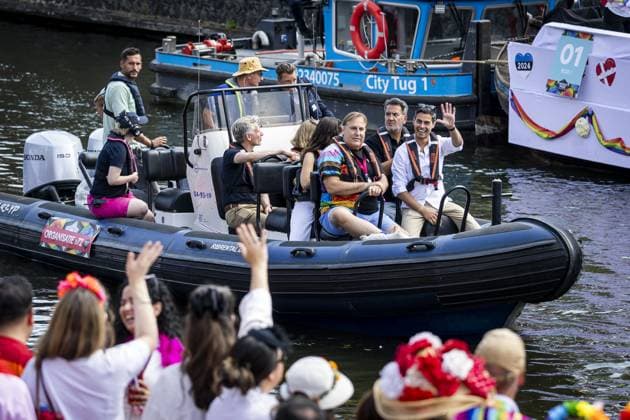 AMSTERDAM - Prime Minister Rob Jetten on a boat during the Canal Parade. The boat parade is traditionally part of the Pride celebrations in the capital. REMKO DE WAAL ANP netherlands out - belgium out  Copyright: xx x564680447x originalFilename: 564680447.jpg