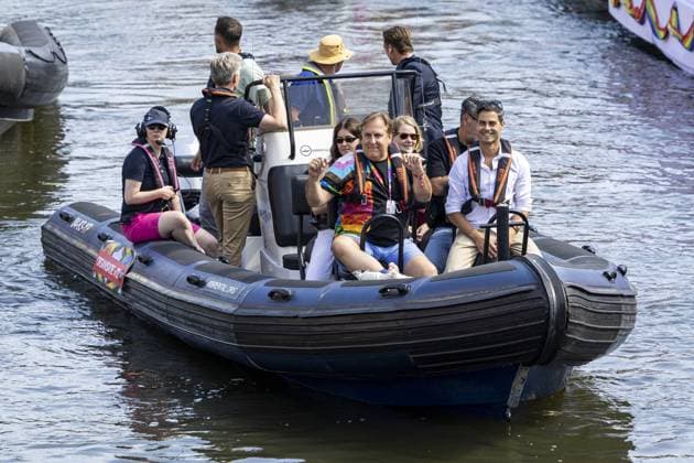 AMSTERDAM - Prime Minister Rob Jetten is sailing on a boat during the Canal Parade. The boat parade is traditionally part of the Pride celebrations in the capital. RAMON VAN FLYMEN ANP netherlands out - belgium out  Copyright: xx x564680525x originalFilename: 564680525.jpg