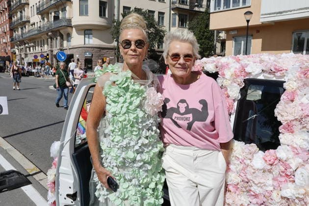 STOCKHOLM, SWEDEN 20260801 Efva Attling and Eva Dahlgren are getting ready for the Pride parade, which runs from Norr Mälarstrand to Slussen during this year’s Stockholm Pride STOCKHOLM SWEDEN x11700x  Copyright: xMagnusxGrimstedt TTx STOCKHOLM PRIDE m4lIghqwBhE