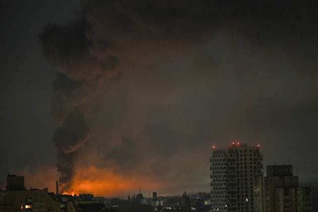 Russian Troops Strike Kyiv With Ballistic Missiles Again - Ukraine A plume of thick black smoke rises from a fire caused by the impact of an overnight Russian missile attack, Kyiv, Ukraine, August 1, 2026. Photo by Yevhen Kotenko Ukrinform ABACAPRESS.COM Kyiv Ukraine  Copyright: xUkrinform ABACAx